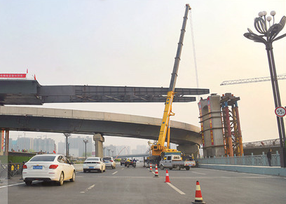 千斤頂助力鋼箱梁跨越王城大道.png