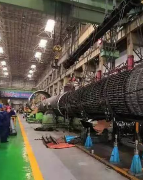 6臺(tái)立式千斤頂助力156噸換熱器管安裝工作