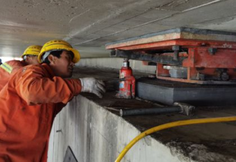 橋梁支座更換和改造工作離不開(kāi)立式千斤頂