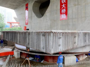 機械千斤頂助力信陽鐵路大橋成功合龍