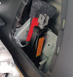 剪式千斤頂卡在汽車(chē)?yán)锩嫒〔怀鰜?lái)該怎么辦