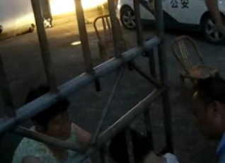 機械千斤頂幫助民警救出被卡柵欄的男孩