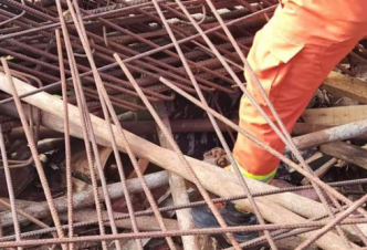 消防員用5臺機械千斤頂救出被壓鋼筋工人