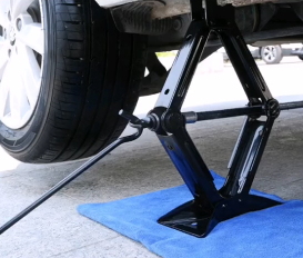 維修汽車用的剪式千斤頂和臥式千斤頂哪個更好用