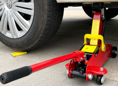 臥式千斤頂生銹腐蝕后是花錢維修還是更換零部件