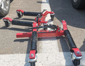 交警用臥式千斤頂給違法停車車輛穿“小鞋”