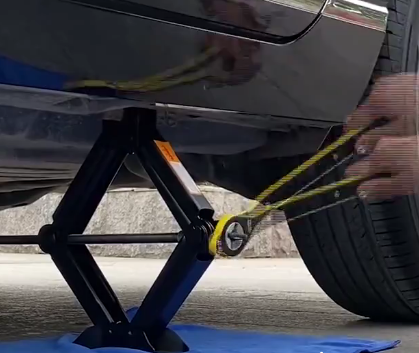 剪式千斤頂只能解燃眉之急,切不可長期使用