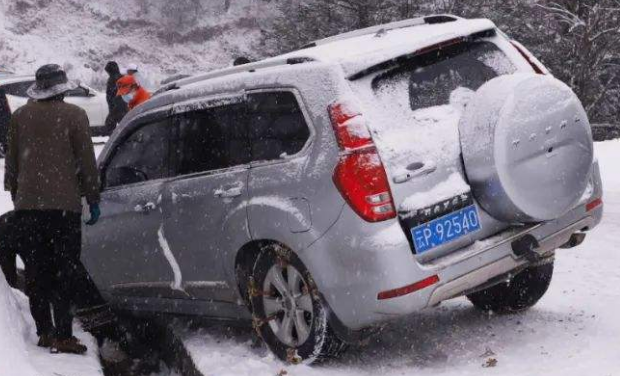 雪山上怎么使用機械千斤頂解決車輛爆胎故障