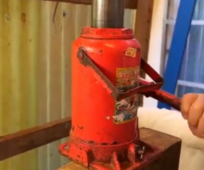 東北小哥用液壓千斤頂做豆皮引眾人夸贊