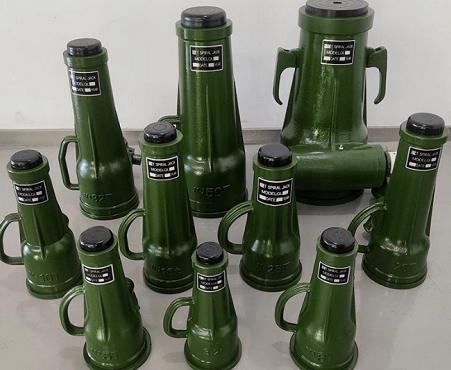 私家車陷入排水溝,眾人用螺旋千斤頂和墊石將車托起