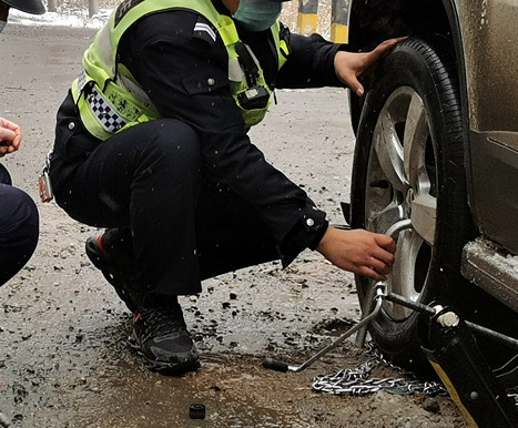 雪天防滑鏈斷裂,交警用剪式千斤頂排除隱患