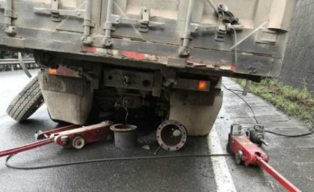 貨車側(cè)翻,消防員用千斤頂救出被困人員