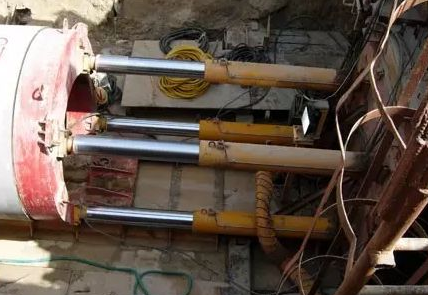 千斤頂頂進排水管道不擾民,暗挖施工法獲市民稱贊