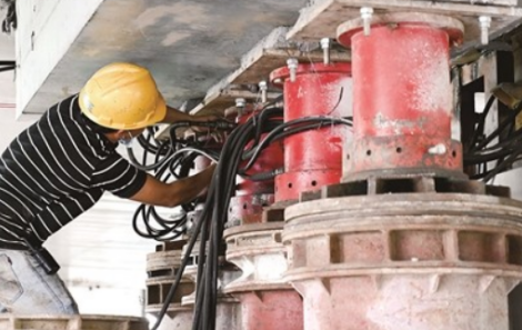 大噸位液壓千斤頂頂升起飛虹立交橋鋼筋混凝土箱梁