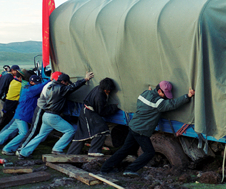 汽車千斤頂幫助地震科考員脫困