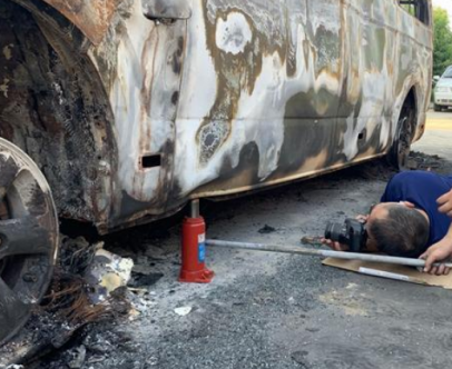 液壓千斤頂頂高燒焦汽車,為火災調查員提供便利