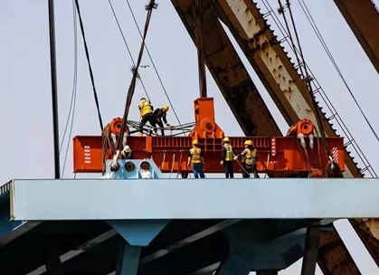 千斤頂實(shí)現(xiàn)重慶郭家沱長江大橋毫米級(jí)合龍目標(biāo)