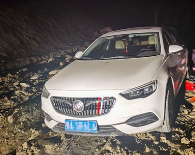 私家車被困泥坑,民警用千斤頂助其脫困