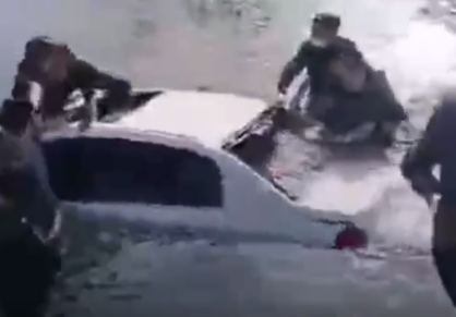 轎車掉入河內(nèi)后,螺旋千斤頂?shù)挠猛景l(fā)生變化