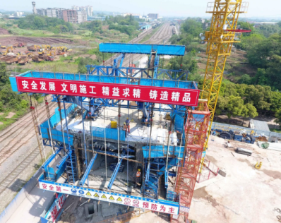 液壓千斤頂帶動渝昆高鐵寒坡嶺特大橋轉體梁成功就位