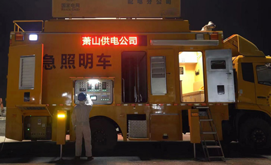 蕭山區(qū)電力人員用液壓千斤頂頂升起車(chē)載發(fā)電機(jī)