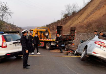 小轎車掉入排水渠,民警用螺旋千斤頂解困局