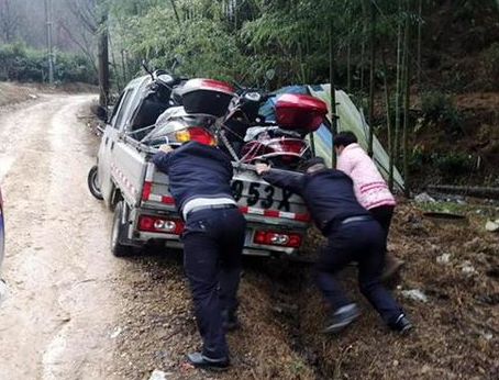 貨車陷入泥溝中,怎么使用臥式千斤頂自救