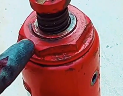 液壓千斤頂的頂帽螺絲漏油了該怎么辦