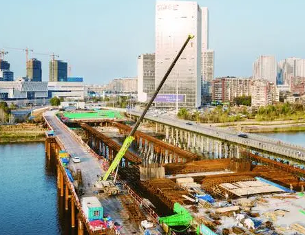 連續(xù)千斤頂助力金婺大橋完成2500噸級(jí)橋塔豎向轉(zhuǎn)體