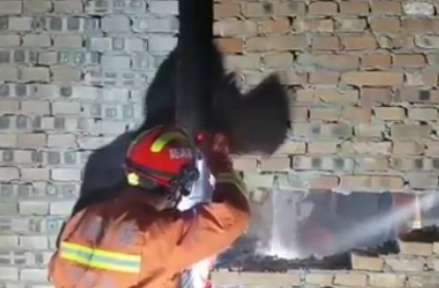 男童被卡墻縫,消防員用千斤頂固定墻體救出男童