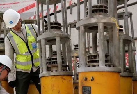 張拉千斤頂參與大連梭魚灣足球場屋面索結(jié)構(gòu)施工