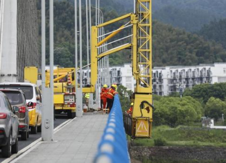 液壓千斤頂為花山大橋支座橡膠墊板施工做好準備