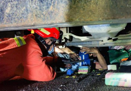 消防隊員用液壓千斤頂撐高貨車,救出被困司機