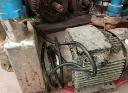 螺旋千斤頂頂升起抽水泵的管路