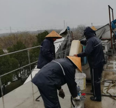 水廠檢修人員用液壓千斤頂搶修螺旋輸送機