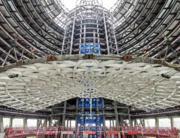 液壓提升設備參與水晶晶廣場弧形屋蓋頂升作業