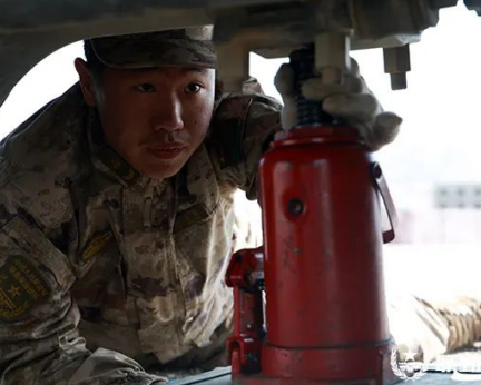 液壓千斤頂參與高原訓練場越野車維修過程