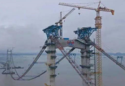 千斤頂全程參與伶仃洋大橋索股移動任務