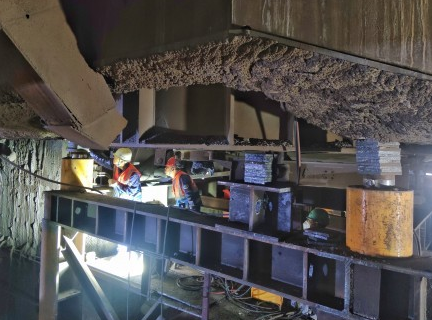 100噸液壓千斤頂頂升起冶金廠電爐本體