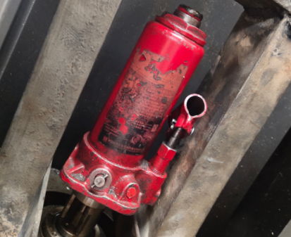 怎么用液壓千斤頂取出加工中心主軸上的刀具