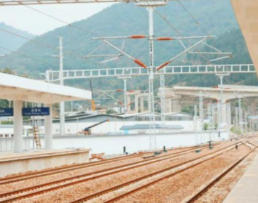 多臺(tái)千斤頂在電腦控制下同步頂升起大瑞鐵路保山站320噸鋼網(wǎng)架