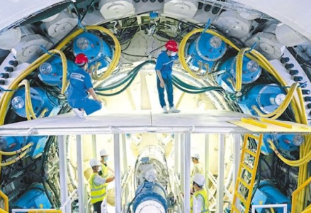 22臺電驅千斤頂讓盾構機精準向前行走