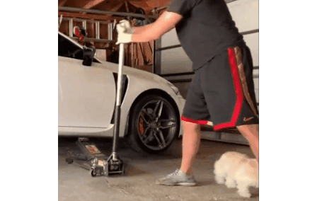 臥式千斤頂意外滑落,白搭進去一天的工資