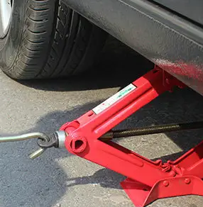 高溫爆胎事故后,如何用車載千斤頂自救