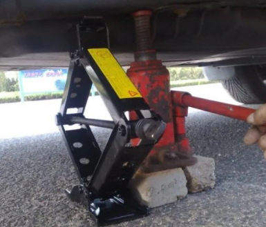 汽車底盤的坑必須讓專用車載千斤頂來頂
