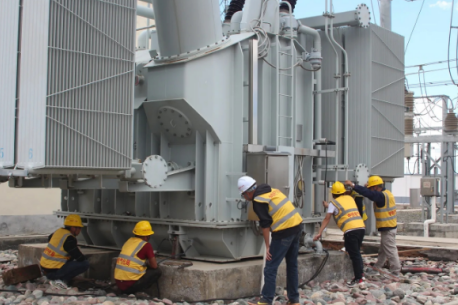 6臺液壓千斤頂助力牽引變電所主變壓器成功復位