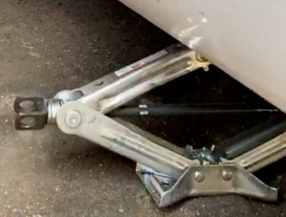 夏季易爆胎,用機(jī)械千斤頂換輪胎的方法必須學(xué)起來(lái)