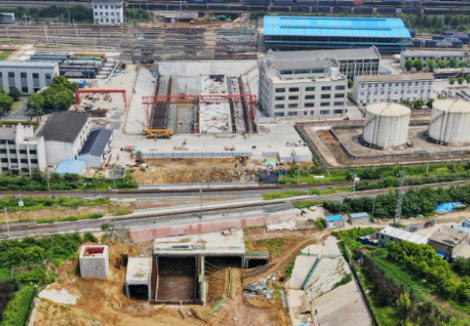 液壓千斤頂推動銅陵北路涉鐵下穿工程順利推進(jìn)