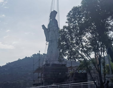 工人利用爪式千斤頂吊移謝靈運雕像