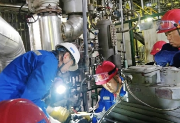 煉油鉗工車間利用油壓千斤頂檢修油泵